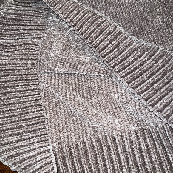 Zenana Outfitters Gray Brown Plush Cozy Long Sleeve V Neck Ribbed Sweater Size M - Picture 4 of 8